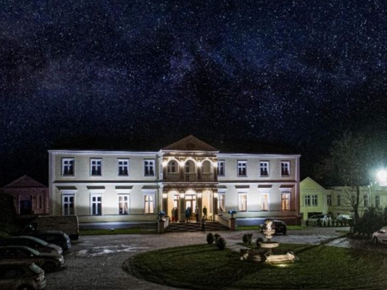 Pałac Rzęszkowo w nocy, fot. palacrzeszkowo.pl